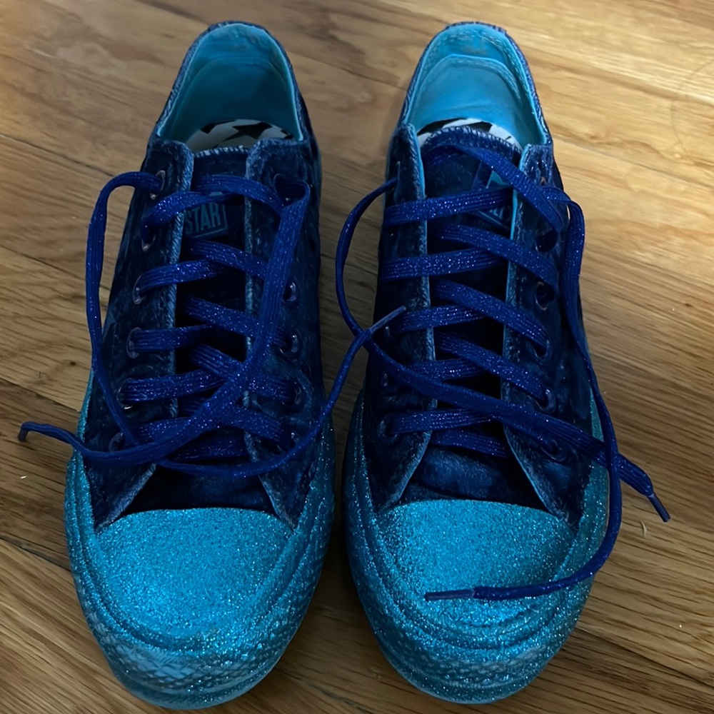 Miley Cyrus Converse Platform blue velvet